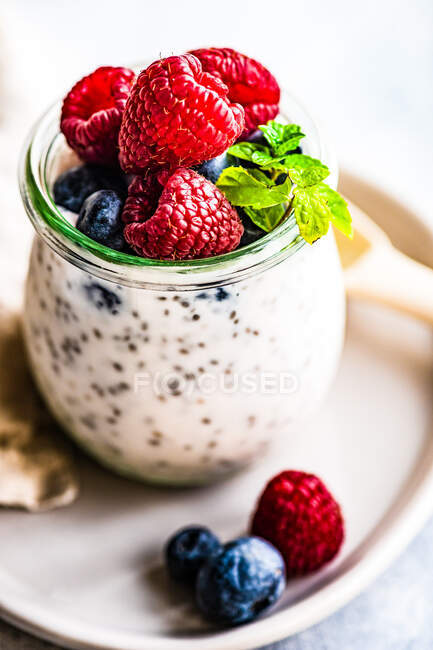 Gesundes Frühstück mit frischen Beeren und Joghurt — Stockfoto