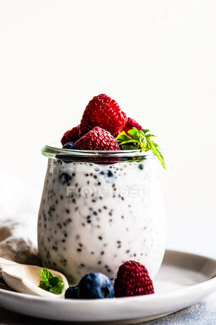 Iogurte saudável e fresco sobre fundo de mármore branco — Fotografia de Stock