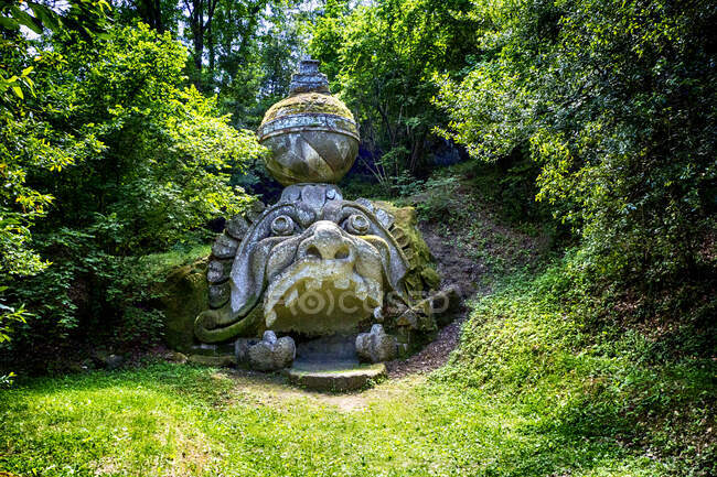 Escultura en el Jardín de Bomarzo, Viterbo, Lazio, Italia - foto de stock