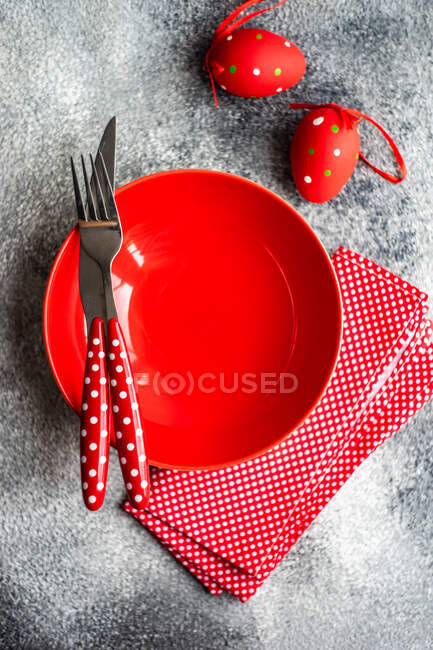 Red Easter place setting on a table — Stock Photo