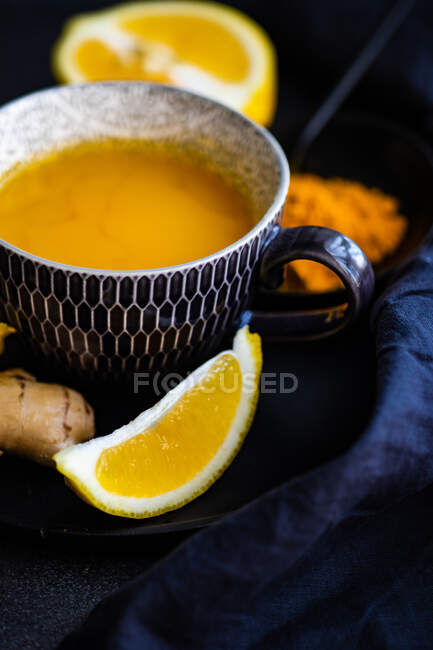 Nahaufnahme einer Tasse Kurkuma-Mondmilch mit Zutaten — Stockfoto