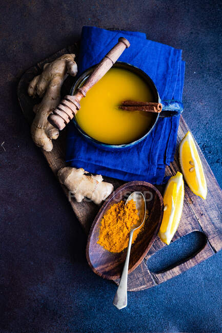 Zitronentee mit Gewürzen und Honig auf blauem Hintergrund — Stockfoto