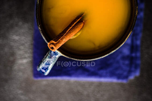 Cup of tea with lemon and cinnamon — Stock Photo