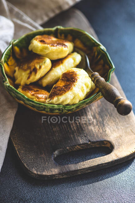 Patate al forno fatte in casa con formaggio e aglio — Foto stock