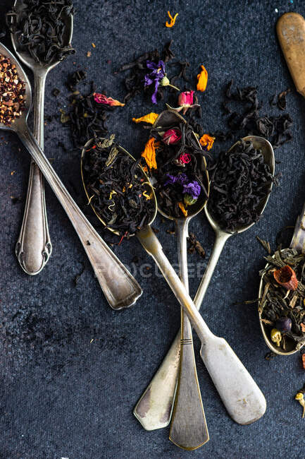 Set de thé avec feuilles sèches et fleurs sur fond en bois — Photo de stock