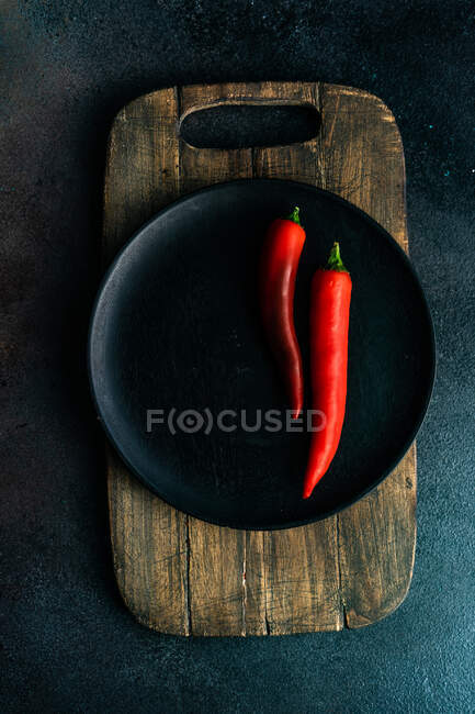 Pimienta roja sobre fondo negro - foto de stock