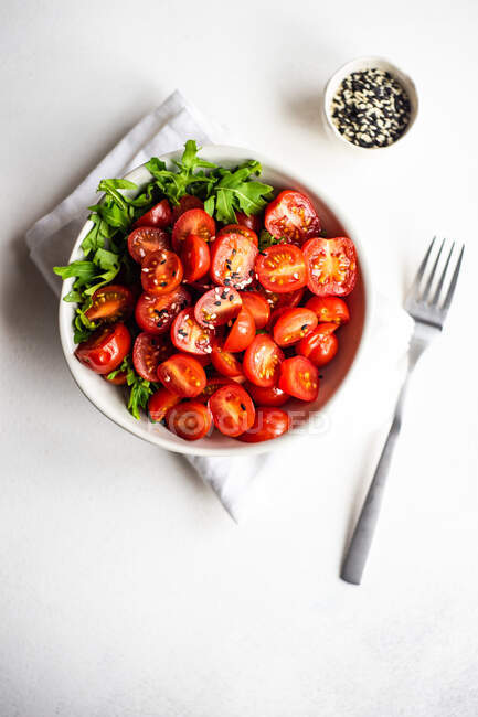Здоровую вегетарианскую пищу, диету, свежие овощи, помидоры, оливковое масло и базилик на сером фоне — стоковое фото