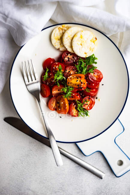 Овощи на гриле с томатным соусом и помидорами — стоковое фото