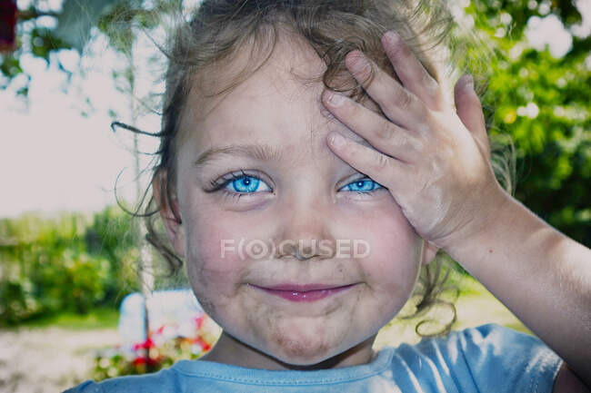 Retrato de uma menina sorridente com um rosto sujo — Fotografia de Stock