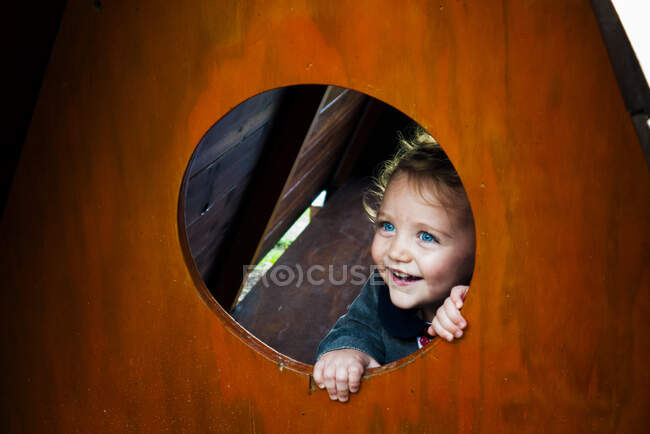 Sorridente ragazza che gioca in un parco giochi, Italia — Foto stock