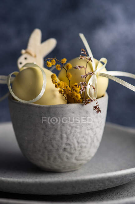 Huevos de Pascua y flores sobre un fondo de madera - foto de stock