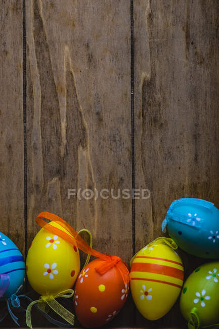 Œufs de Pâques colorés sur fond en bois — Photo de stock