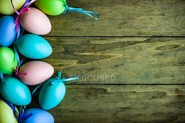 Пасхальные яйца и красочные яйца на деревянном фоне — стоковое фото