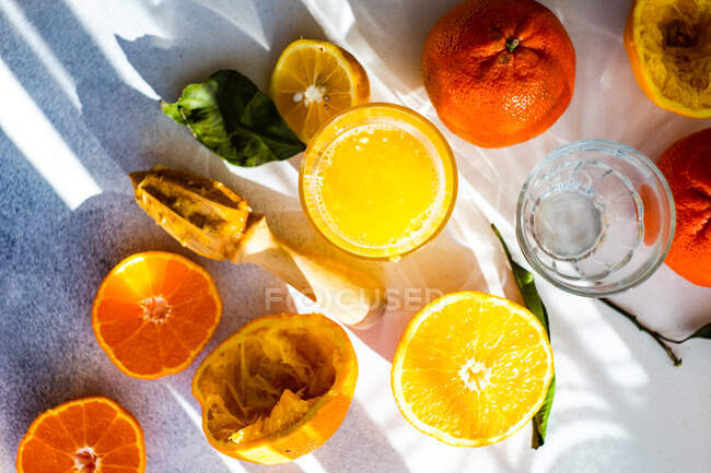 Jus frais avec orange et citron sur fond blanc — Photo de stock