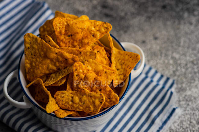 Nachos mexicanos com lascas de milho em um prato — Fotografia de Stock