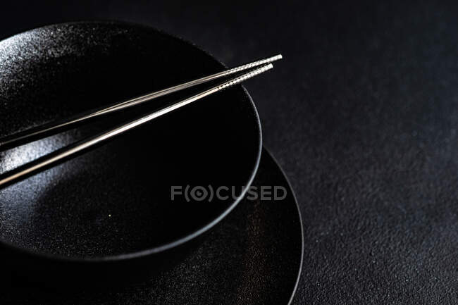 Overhead view of an Asian table setting with black crockery — Stock Photo