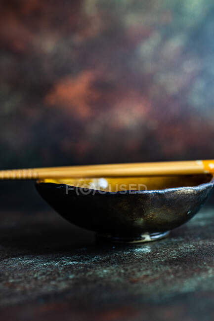 Lieu asiatique réglage avec des baguettes sur une table — Photo de stock