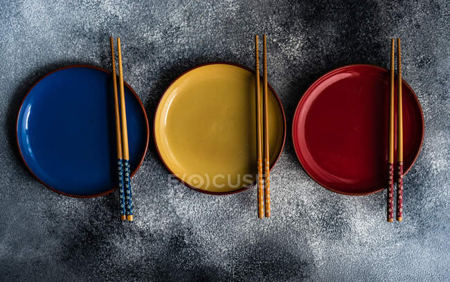 Вид сверху на азиатский стол с палочками для еды — стоковое фото