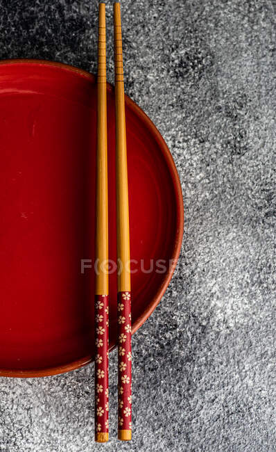 Visão aérea de uma tabela asiática com pauzinhos — Fotografia de Stock