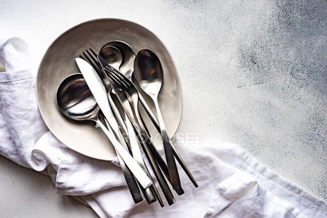 Vista superior de ferramentas de cozinha, garfo e colher, na mesa de madeira cinza. — Fotografia de Stock