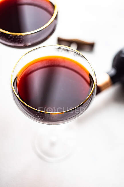 Primo piano di due bicchieri di vino rosso — Foto stock