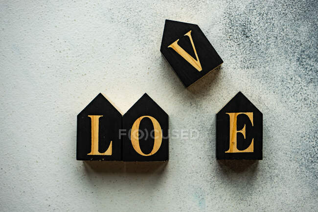 Cartas de madeira em uma parede — Fotografia de Stock