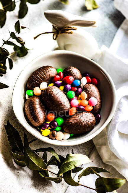 Oeufs de Pâques dans une assiette sur un fond blanc — Photo de stock