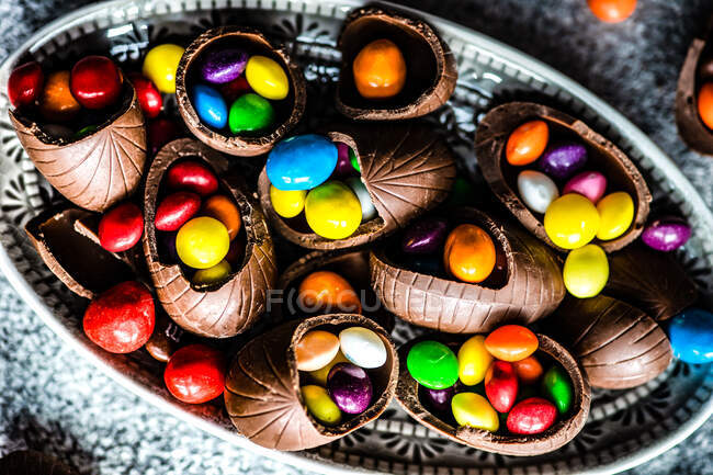 Caramelos de colores en una caja sobre un fondo de madera - foto de stock