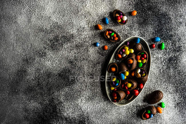 Шоколадні цукерки на темному фоні . — стокове фото