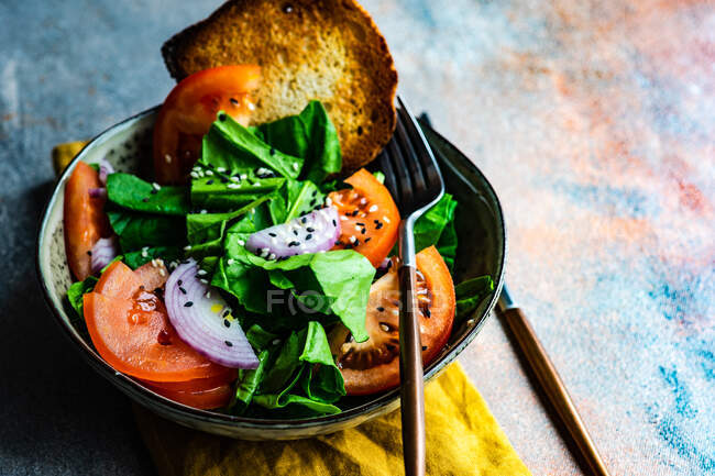 Ensalada fresca con rúcula, tomates, queso y albahaca. alimentos saludables. - foto de stock