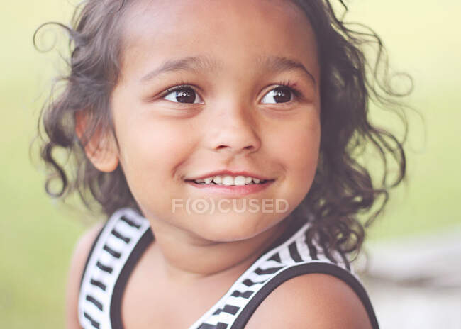 Primer plano de un retrato de una chica sonriente - foto de stock