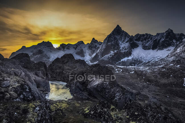 Vue sur le paysage montagneux du mont Stortinden et du mont Stjerntinden, Flakstad, Lofoten, Nordland, Norvège — Photo de stock