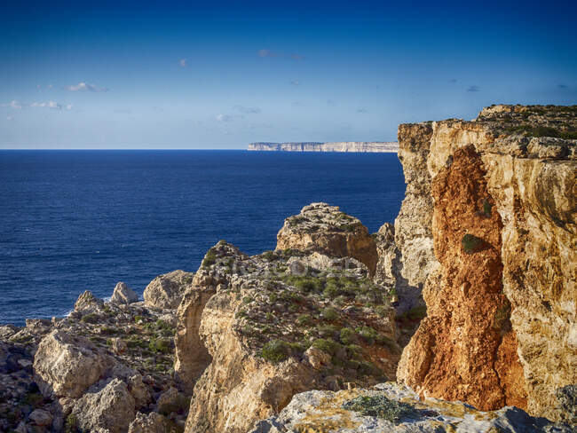 Hermosa vista de la costa del mar en Malta - foto de stock