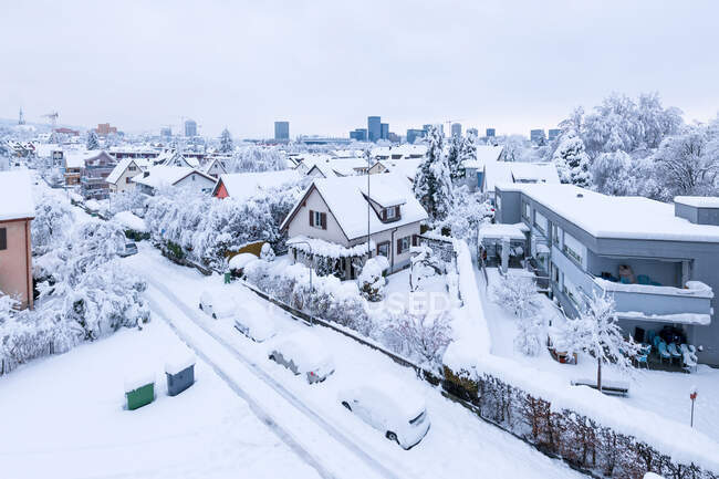 Ciudad skyline en invierno, Oerlikon, Zurich, Suiza - foto de stock