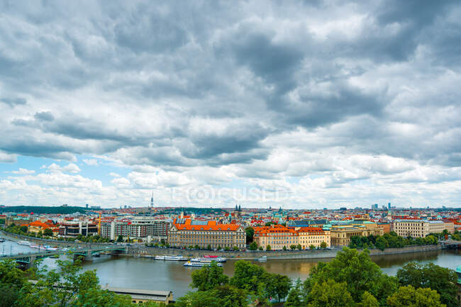 Paysage urbain aérien avec rivière Vltava, Prague, République tchèque — Photo de stock