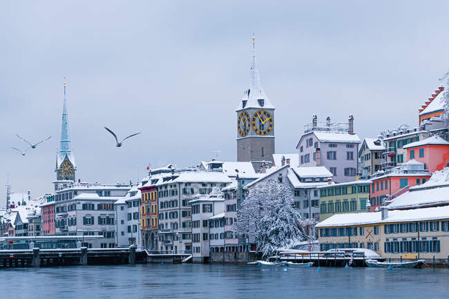 City skyline con River Limmat, Fraumunster Church y St Peter Church en invierno, Zurich, Suiza - foto de stock
