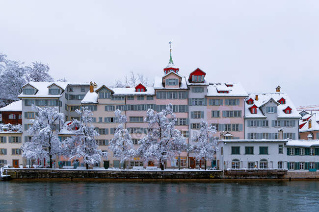 Stadtsilhouette mit Limmat im Winter, Zürich, Schweiz — Stockfoto