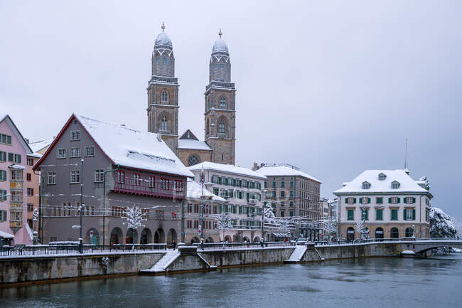 Stadtsilhouette mit Limmat und Großem Münster im Winter, Zürich, Schweiz — Stockfoto
