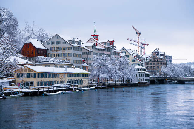 Городской пейзаж с рекой Лиммат зимой, Цюрих, Швейцария — стоковое фото