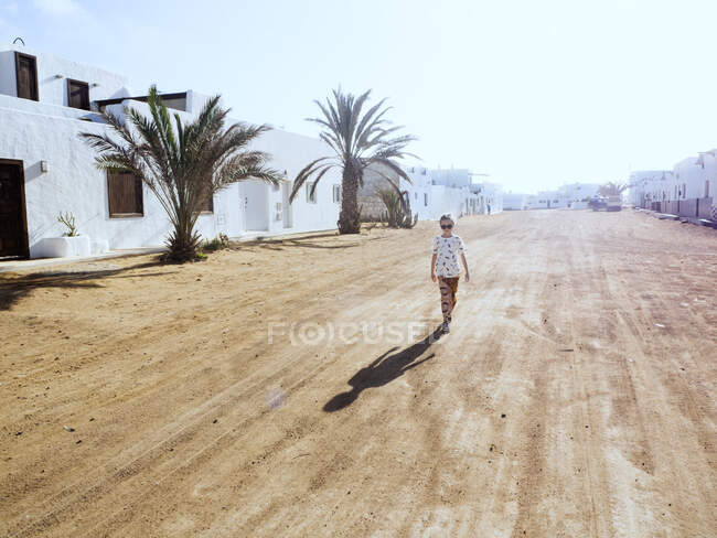 Girl walking along a road, Graciosa, Canary Islands, Spain — Stock Photo