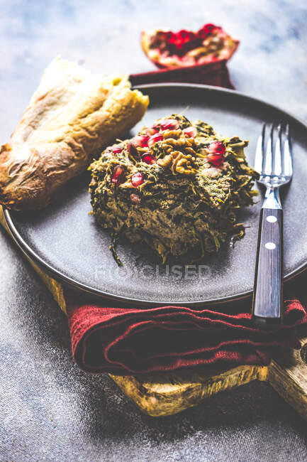 Baked chicken with vegetables and spices on a plate on a wooden background. — Stock Photo