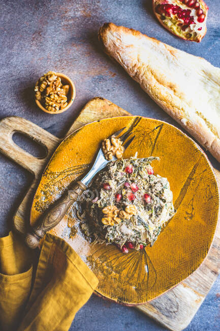 Pane al forno con formaggio ed erbe aromatiche — Foto stock