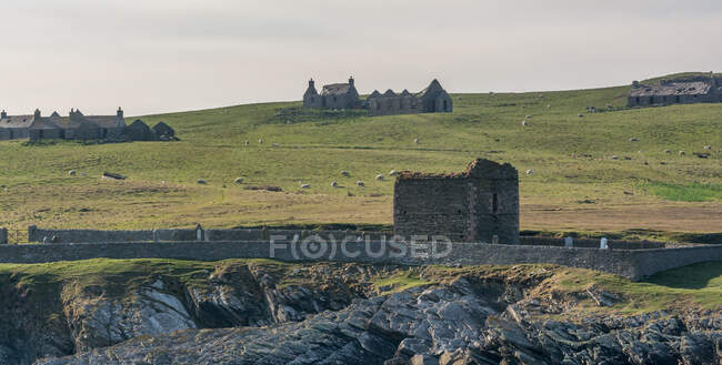 Bâtiments abandonnés sur une île du Pentland Firth, Écosse, Royaume-Uni — Photo de stock