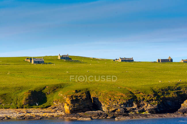 Edifícios abandonados numa ilha no Pentland Firth, Escócia, Reino Unido — Fotografia de Stock