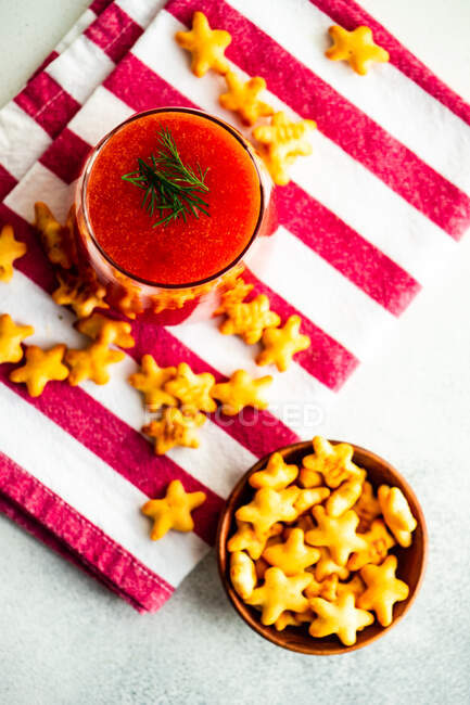 Succo di pomodoro fresco con snack a forma di stella — Foto stock