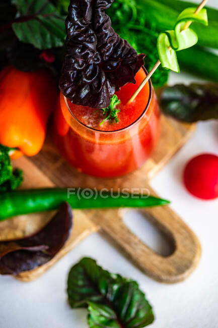 Холодный и освежающий летний напиток с красными овощами — стоковое фото