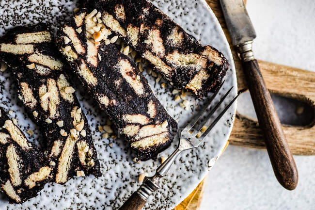 Chocolate cake with icing sugar and cinnamon — Stock Photo