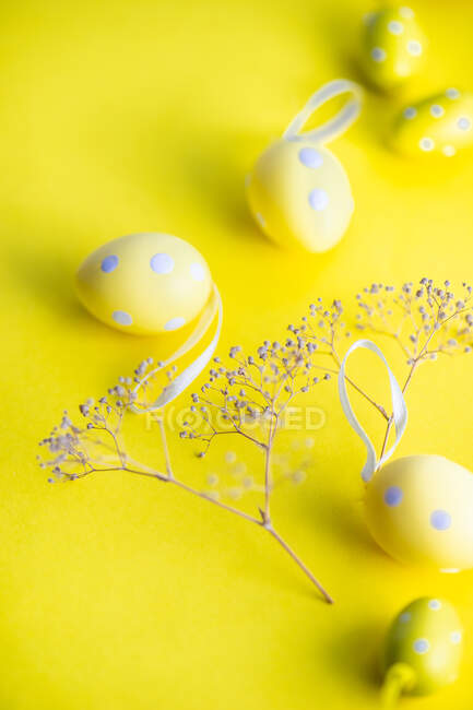 Easter eggs and flowers on a yellow background — Stock Photo