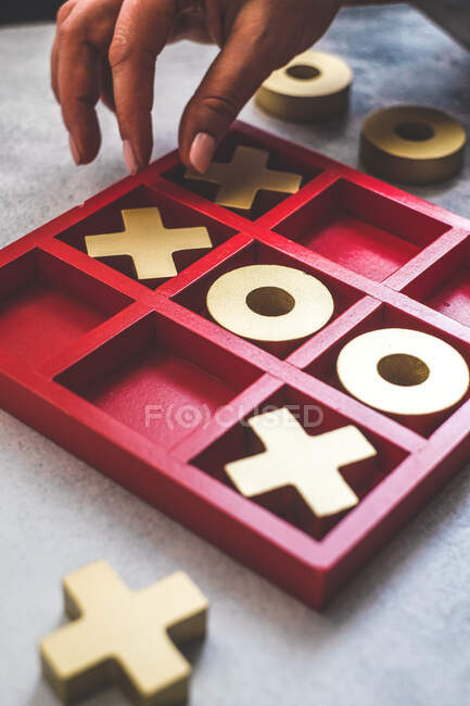 Nahaufnahme einer Person, die Tic Tac Toe Brettspiel — Stockfoto