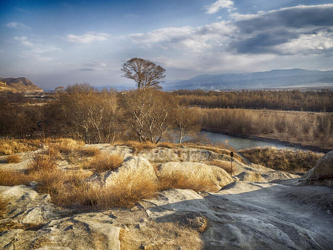 Rivière à travers un paysage rural près de Uplistsikhe, Géorgie — Photo de stock